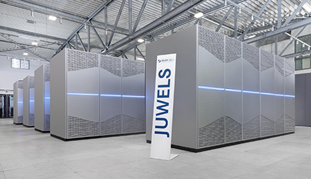 Supercomputer JUWELS in der Rechnerhalle des JSC 